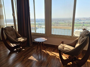 5 star apartment show the Nile and the pyramids